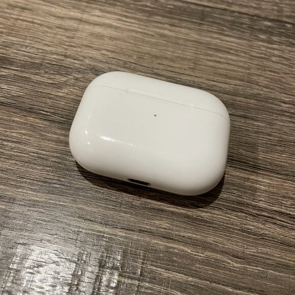 AirPods Pro (1st Gen) – Right Earbud, Wireless Charging Case (A2190) + charger - Picture 2 of 5